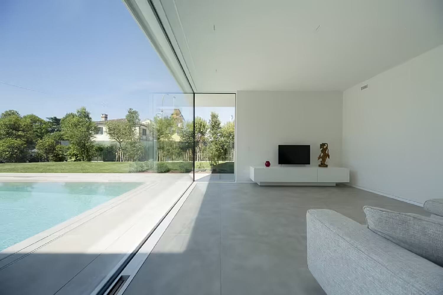 Casa F+T+3 en Italia salón exterior y piscina
