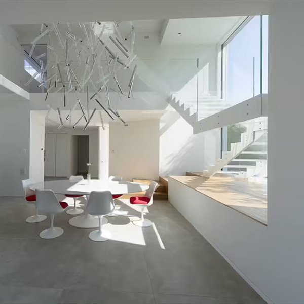 Una casa moderna en Italia con arquitectura minimalista de geometrías y líneas compositivas muy limpias