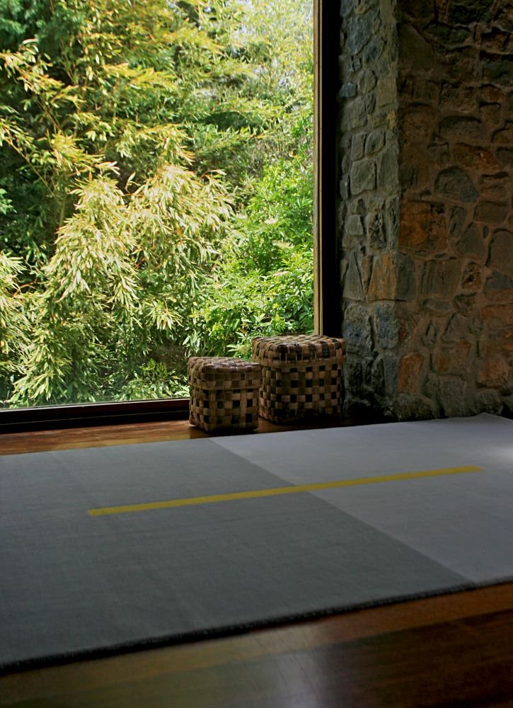 Horizon representa dos mundos contrapuestos con dos tonos de gris que son atravesados por una intensa franja de color amarillo con la intención de unir ambos espacios