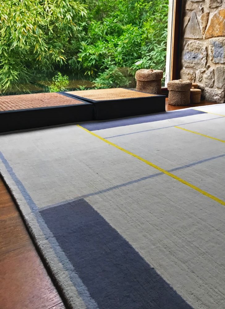 El modelo Nya se basa en colores suaves como el gris claro, el azul y el celeste, siendo las líneas amarillas las que le dan a esta alfombra un carácter particular 