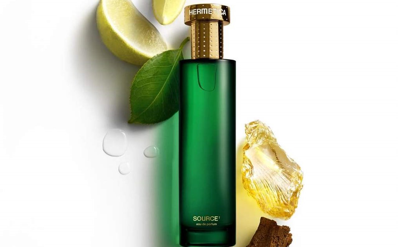 El perfume se presenta en un frasco lacado de color verde esmeralda con un tapón de metal en el que aparece grabado el logotipo de la casa