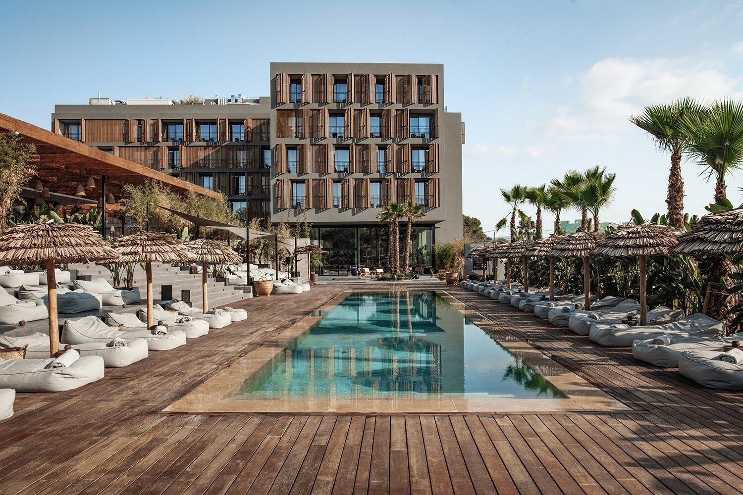 fachada-del-hotel-oku-ibiza-con-terraza-y-piscina c24cbcd7 1500x1000