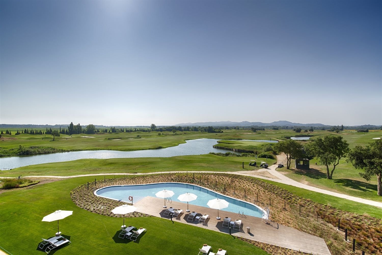 piscina-y-campos-golfemporda-09 a68cf09a 2000x1334