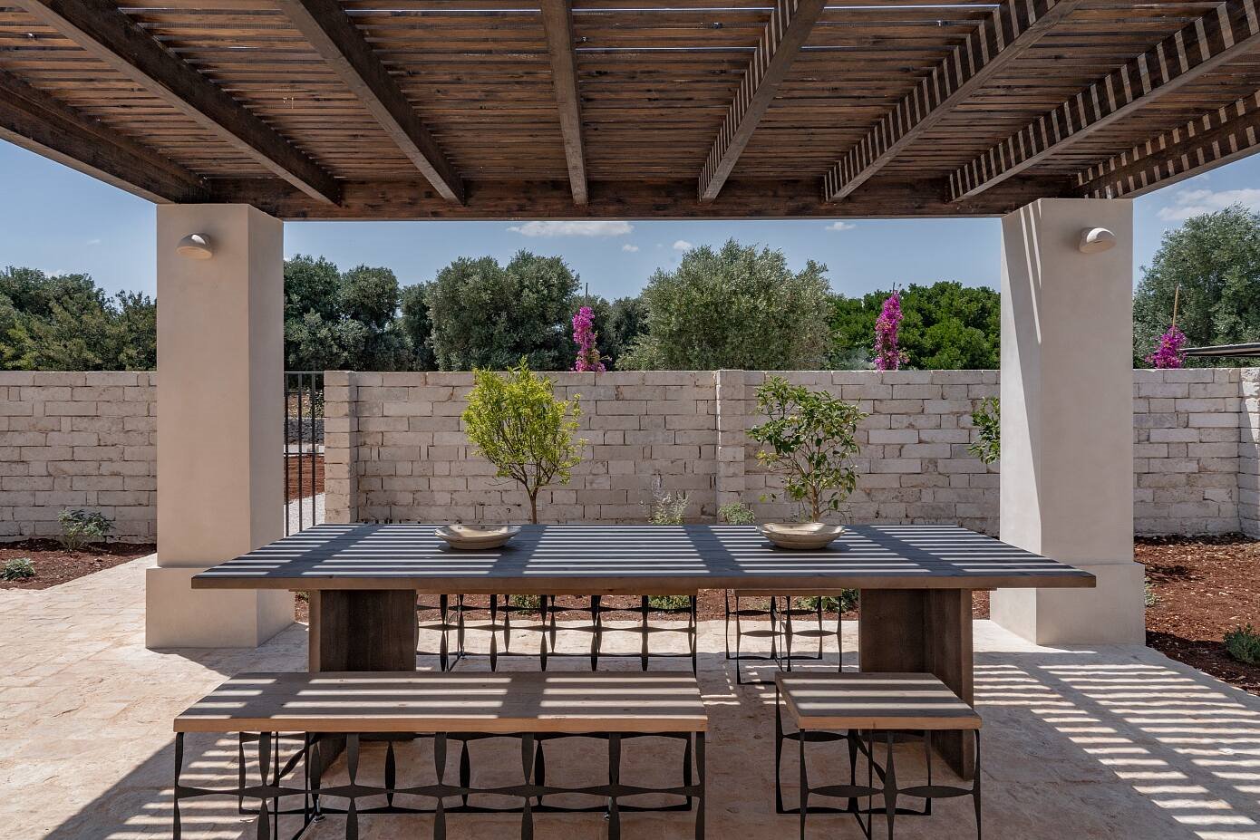 Casa en Italia con fachada de color blanco comedor exterior con porche