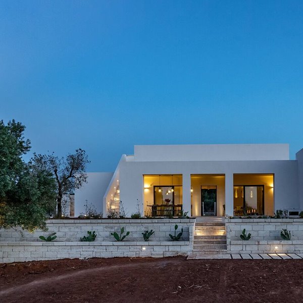 Una casa inspirada en la geometría y rodeada de olivos centenarios en Italia
