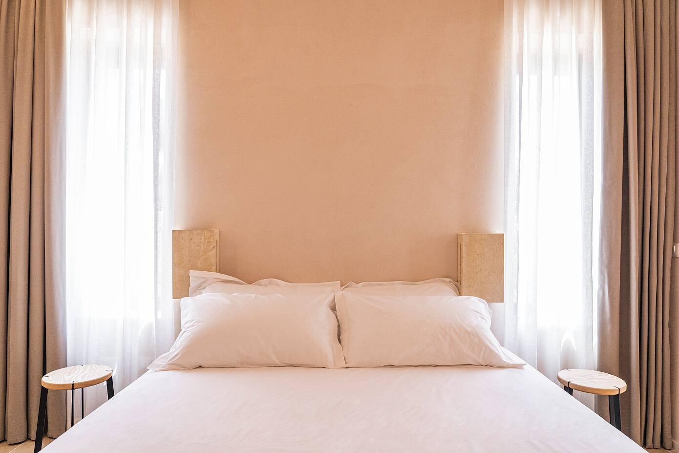 Casa en Italia con fachada de color blanco dormitorio