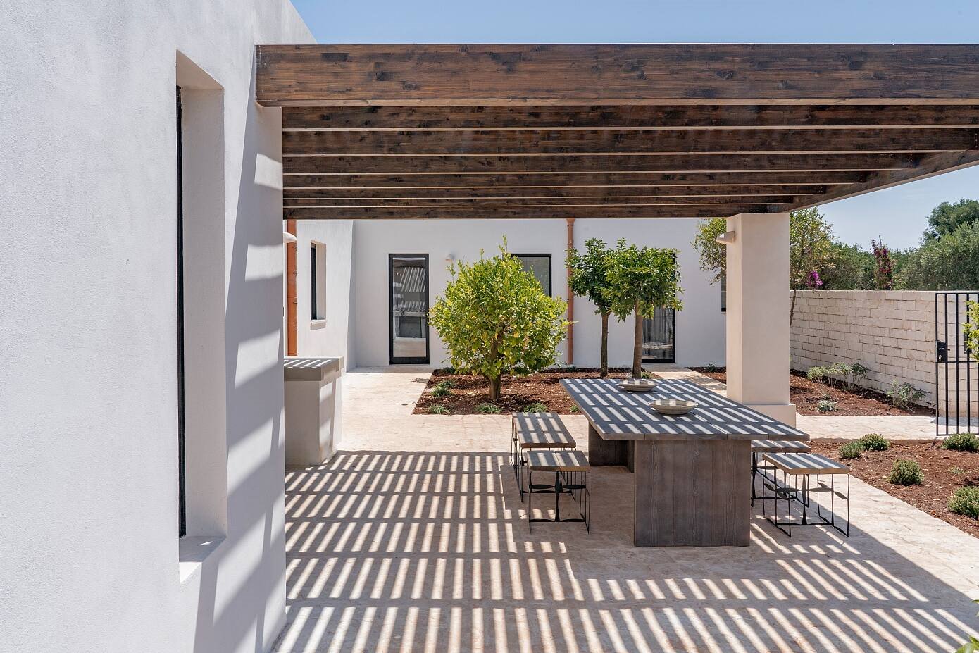 Casa en Italia con fachada de color blanco patio interior con porche