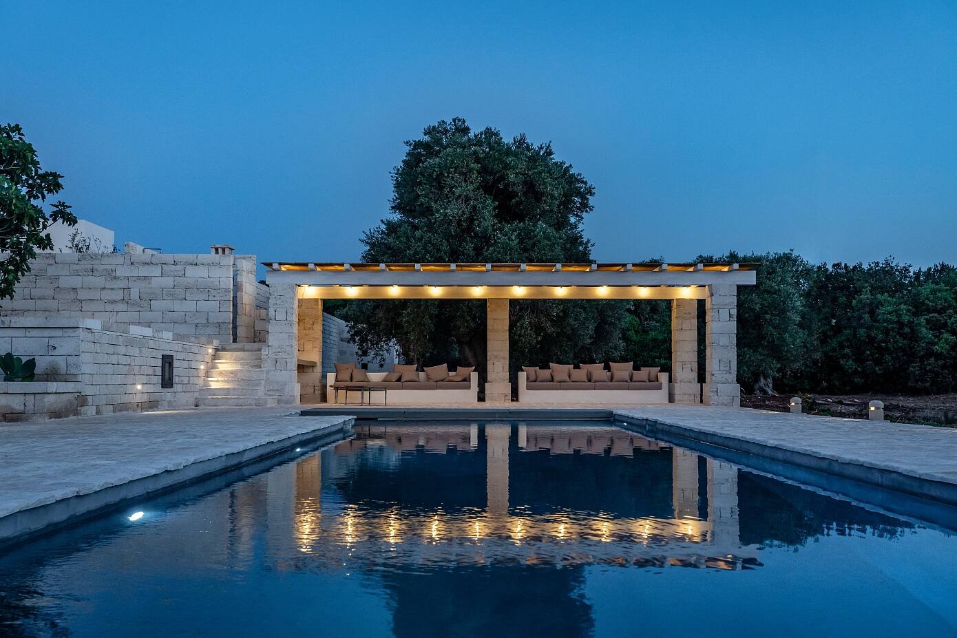 Casa en Italia con fachada de color blanco piscina