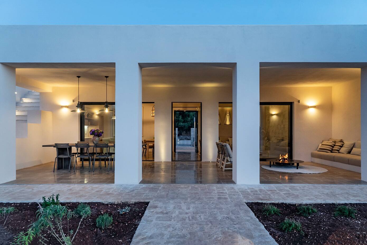 Casa en Italia con fachada de color blanco salon exterior