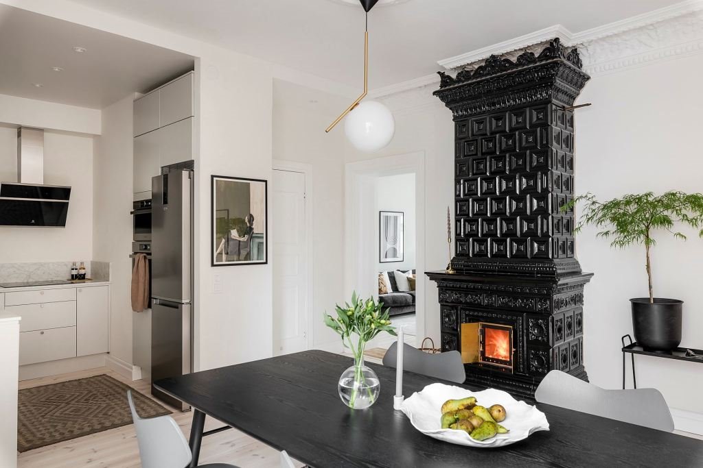 casa en Suecia cocina comedor chimenea