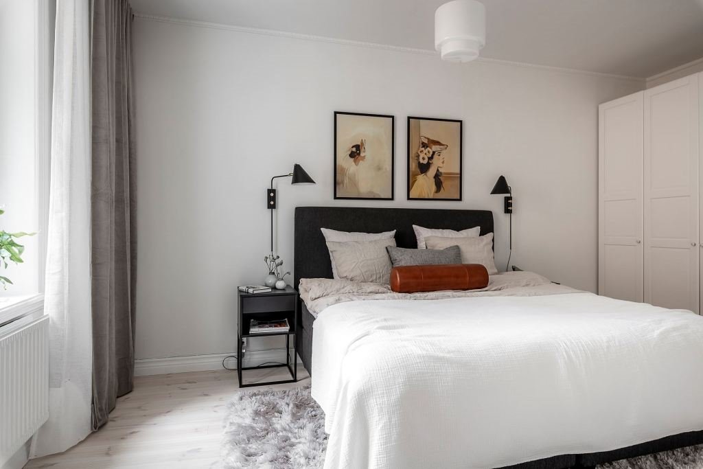 casa en Suecia dormitorio cuadros