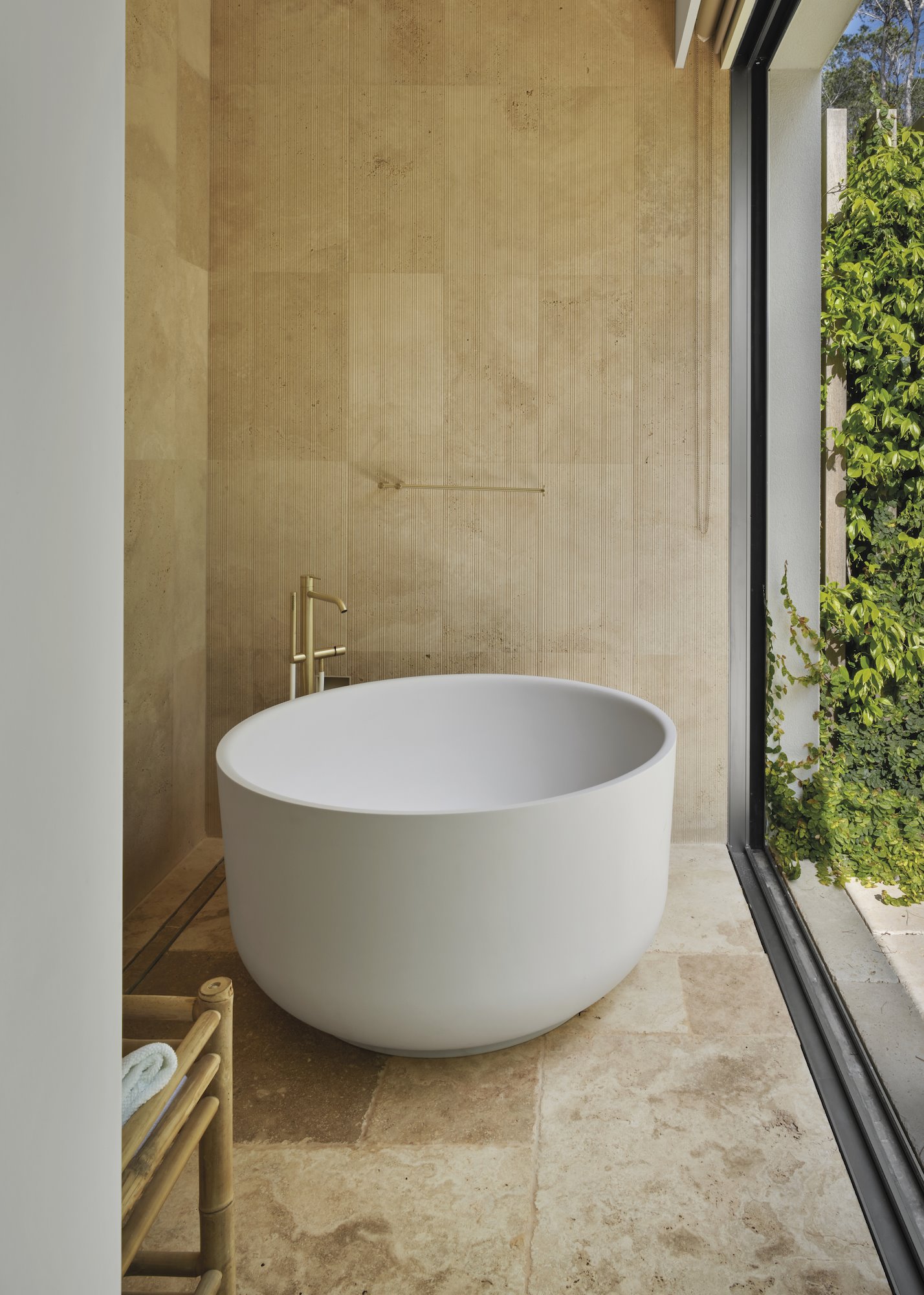 Casa moderna en Ibiza con fachada blanca y jardines baño con bañera