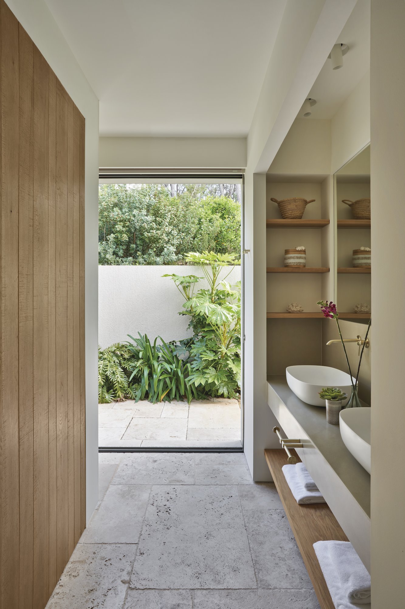 Casa moderna en Ibiza con fachada blanca y jardines baño