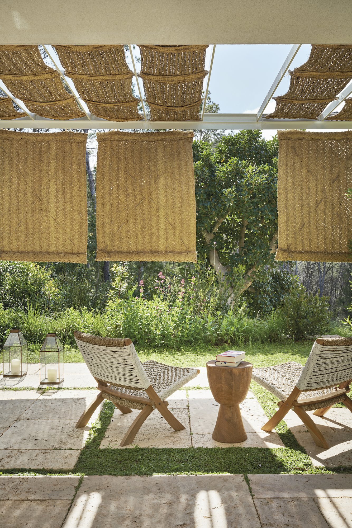 Casa moderna en Ibiza con fachada blanca y jardines butacas en el exterior