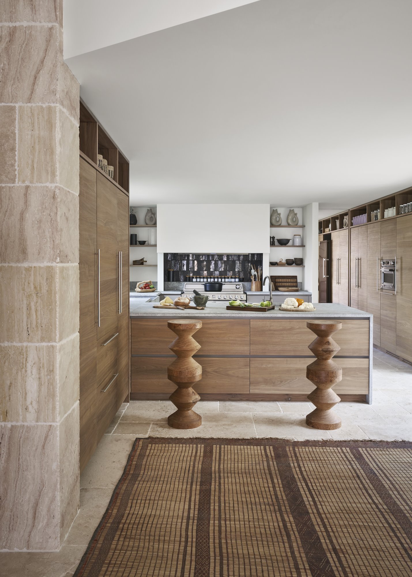 Casa moderna en Ibiza con fachada blanca y jardines cocina