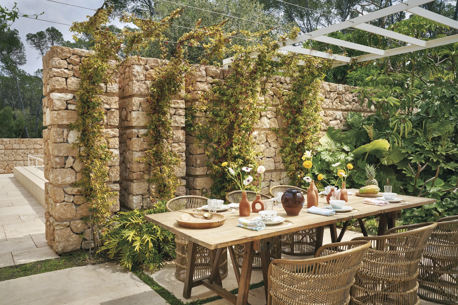 Casa moderna en Ibiza con fachada blanca y jardines comedor exterior