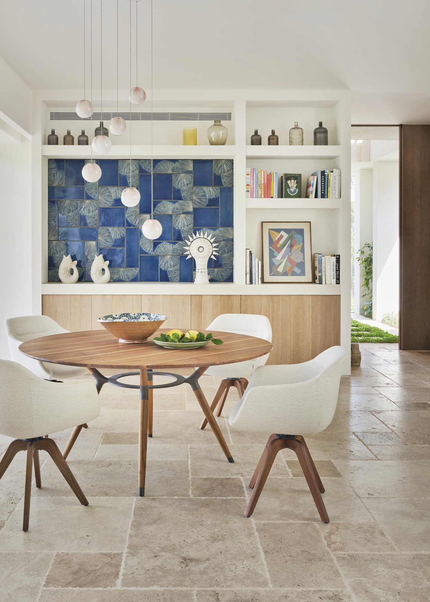 Casa moderna en Ibiza con fachada blanca y jardines comedor
