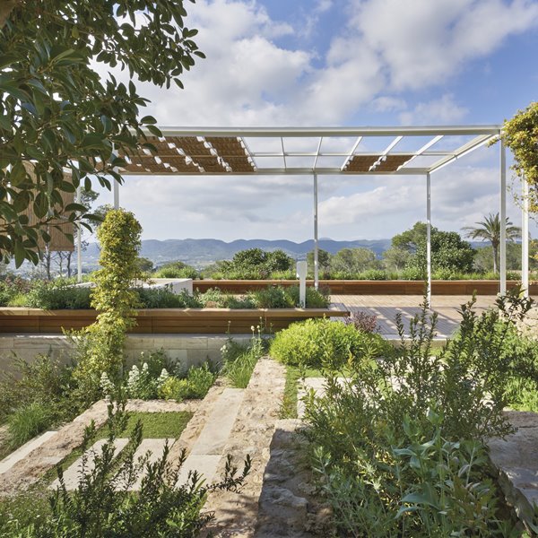 Casa moderna en Ibiza con fachada blanca y jardines con porches