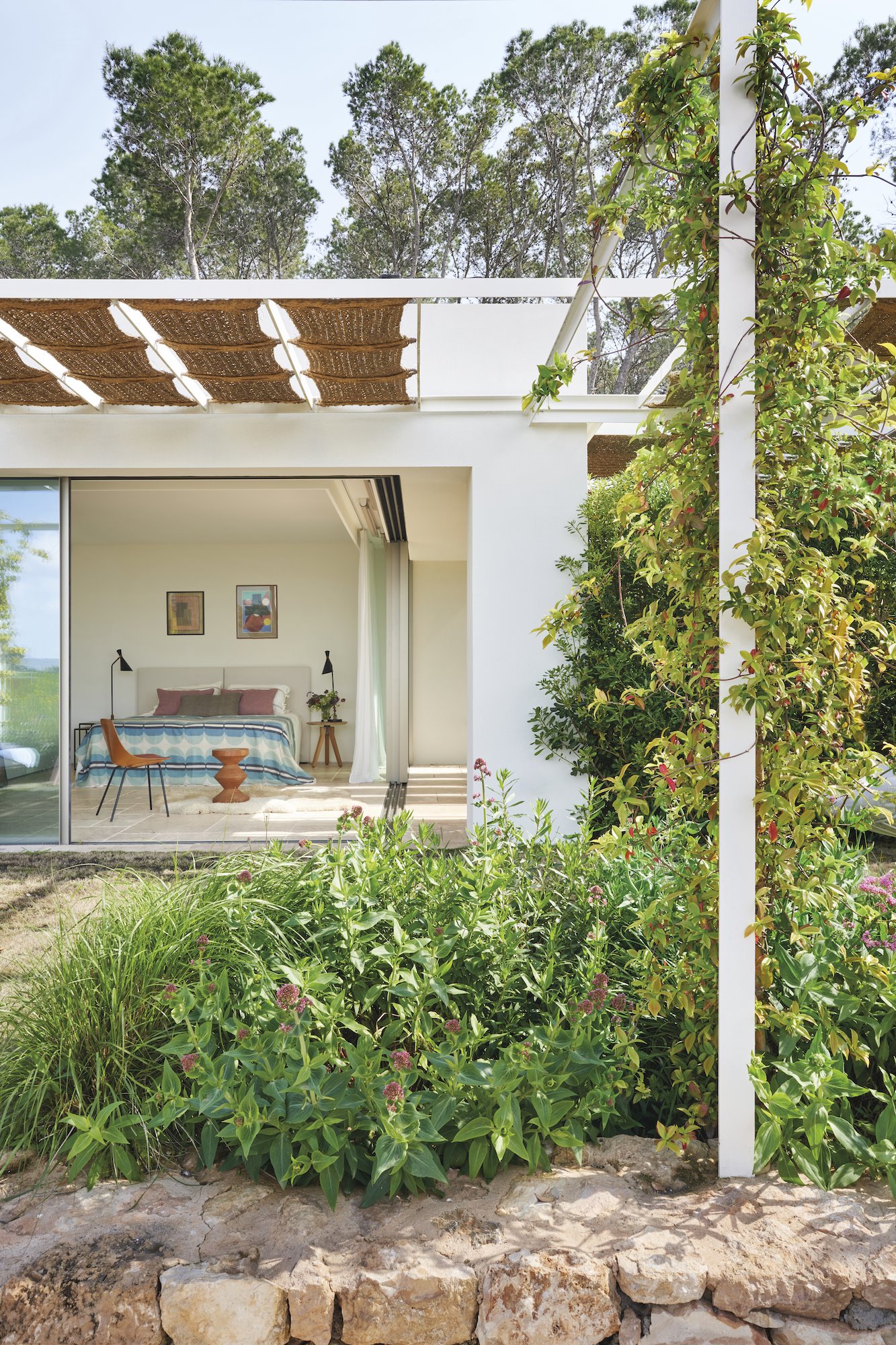 Casa moderna en Ibiza con fachada blanca y jardines dormitorio