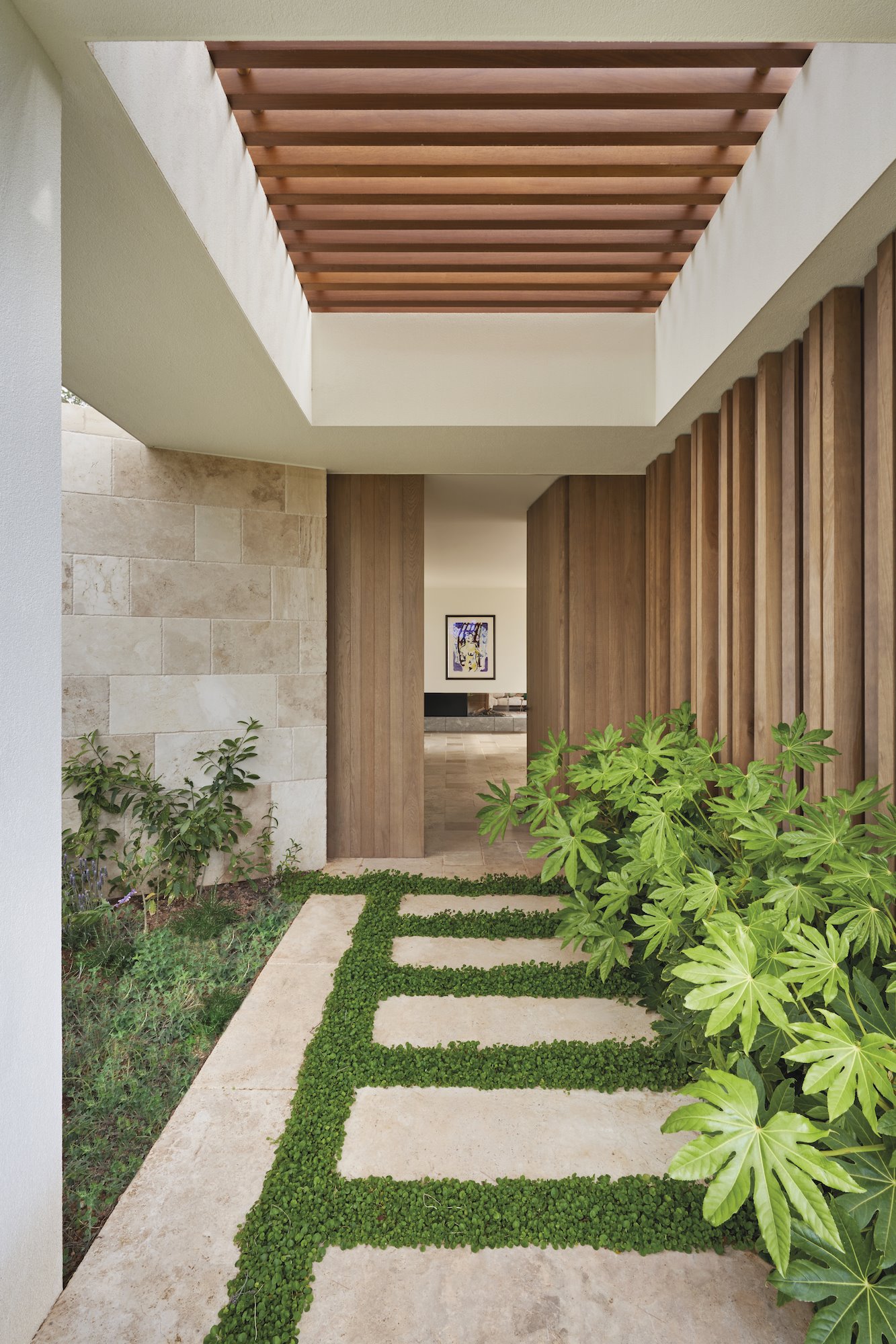 Casa moderna en Ibiza con fachada blanca y jardines entrada