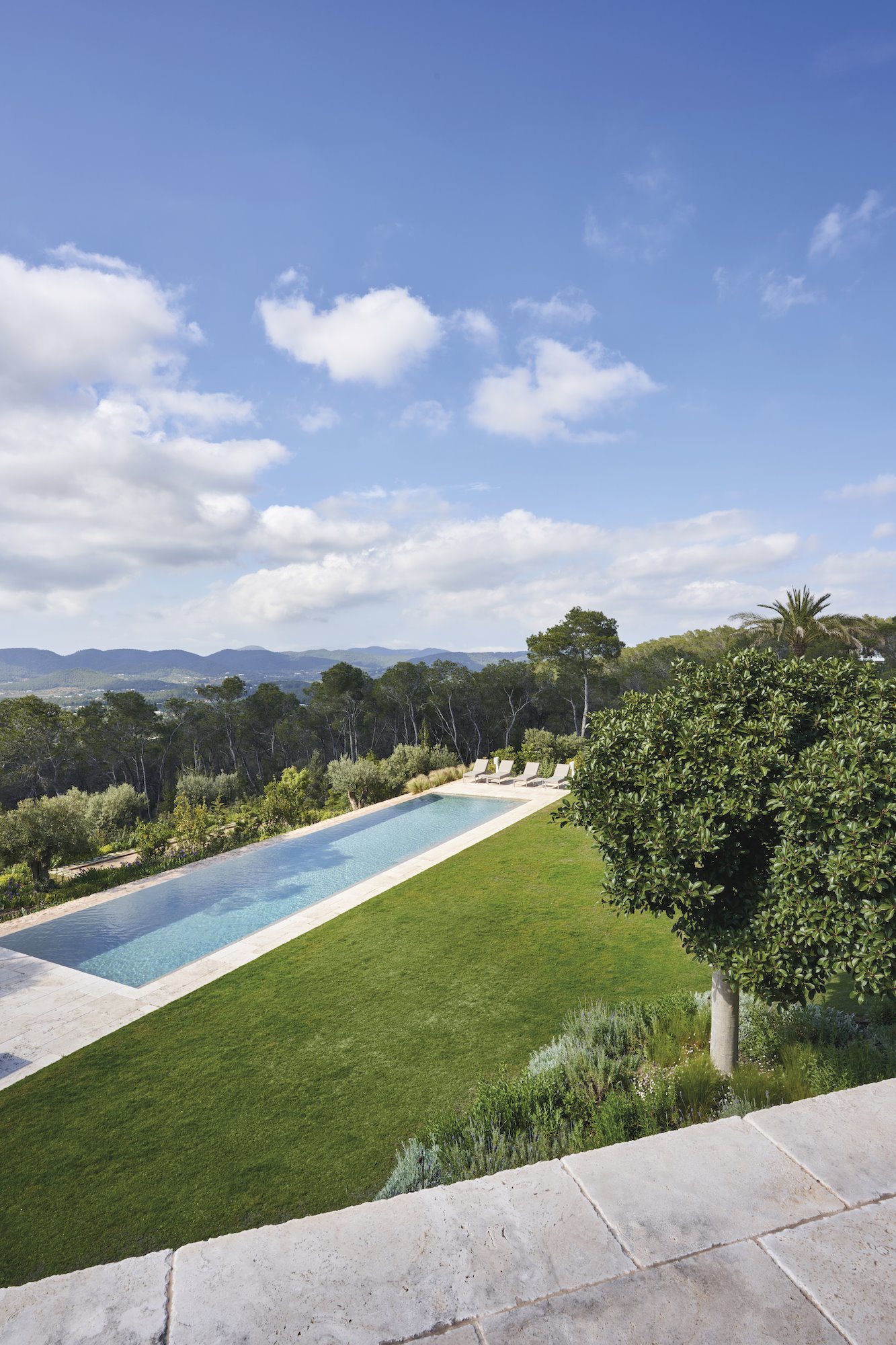 Casa moderna en Ibiza con fachada blanca y jardines piscina