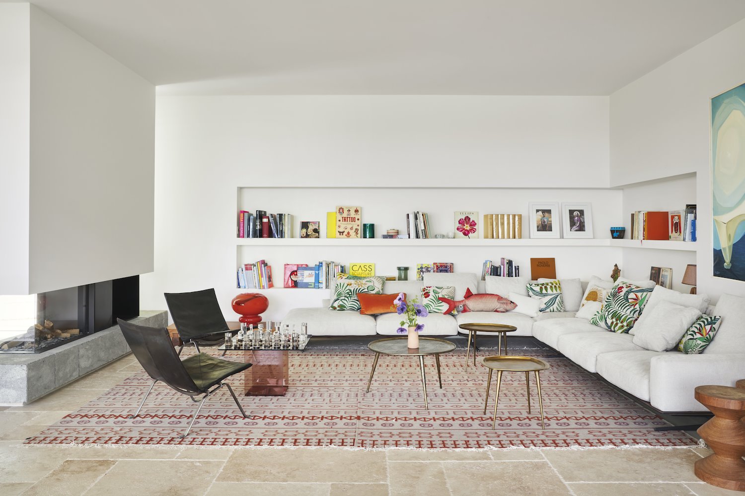 Casa moderna en Ibiza con fachada blanca y jardines salon con chimenea
