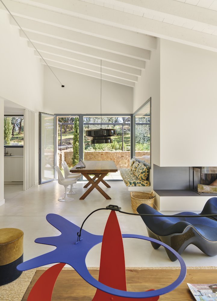 Casa moderna en la costa brava comedor con banco de obra