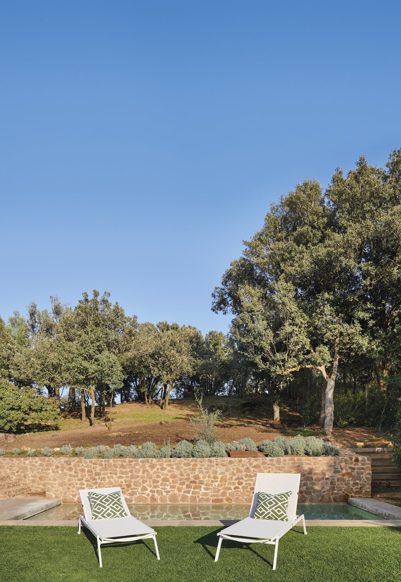 Casa moderna en la costa brava tumbonas