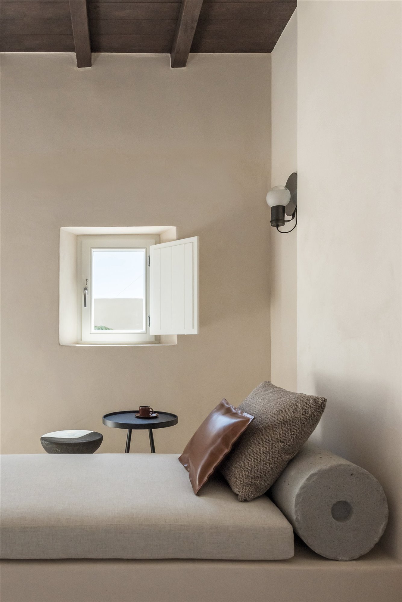 Hotel en Santorini Istoria dormitorio con ventana