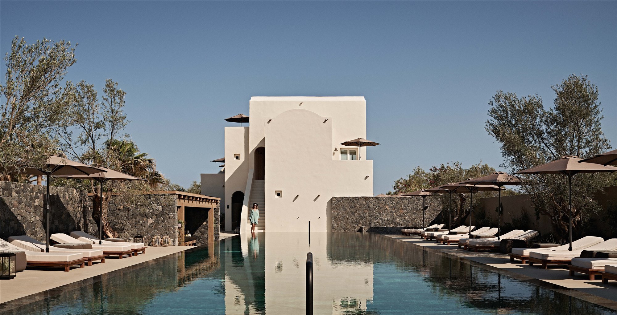 Hotel en Santorini Istoria piscina con fachada
