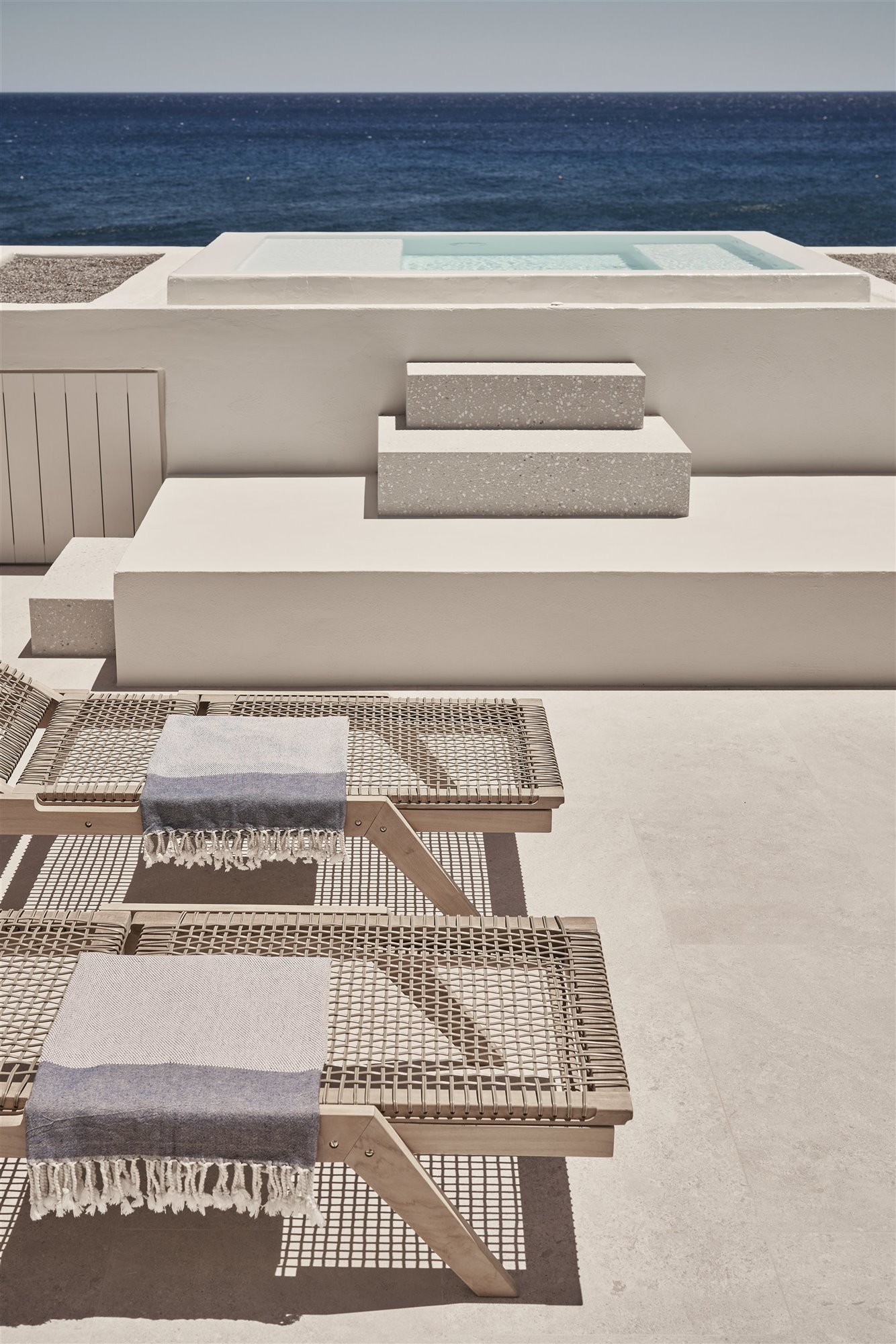 Hotel en Santorini Istoria piscina con tumbonas