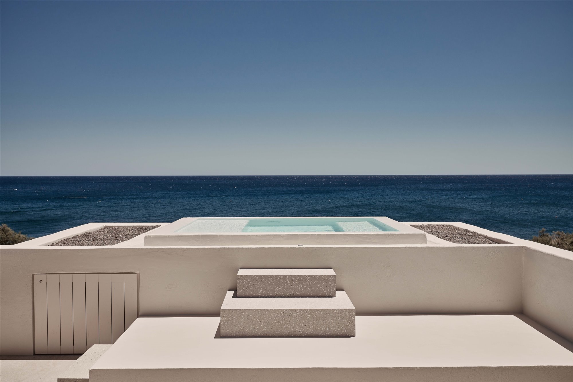 Hotel en Santorini Istoria piscina con vistas al mar