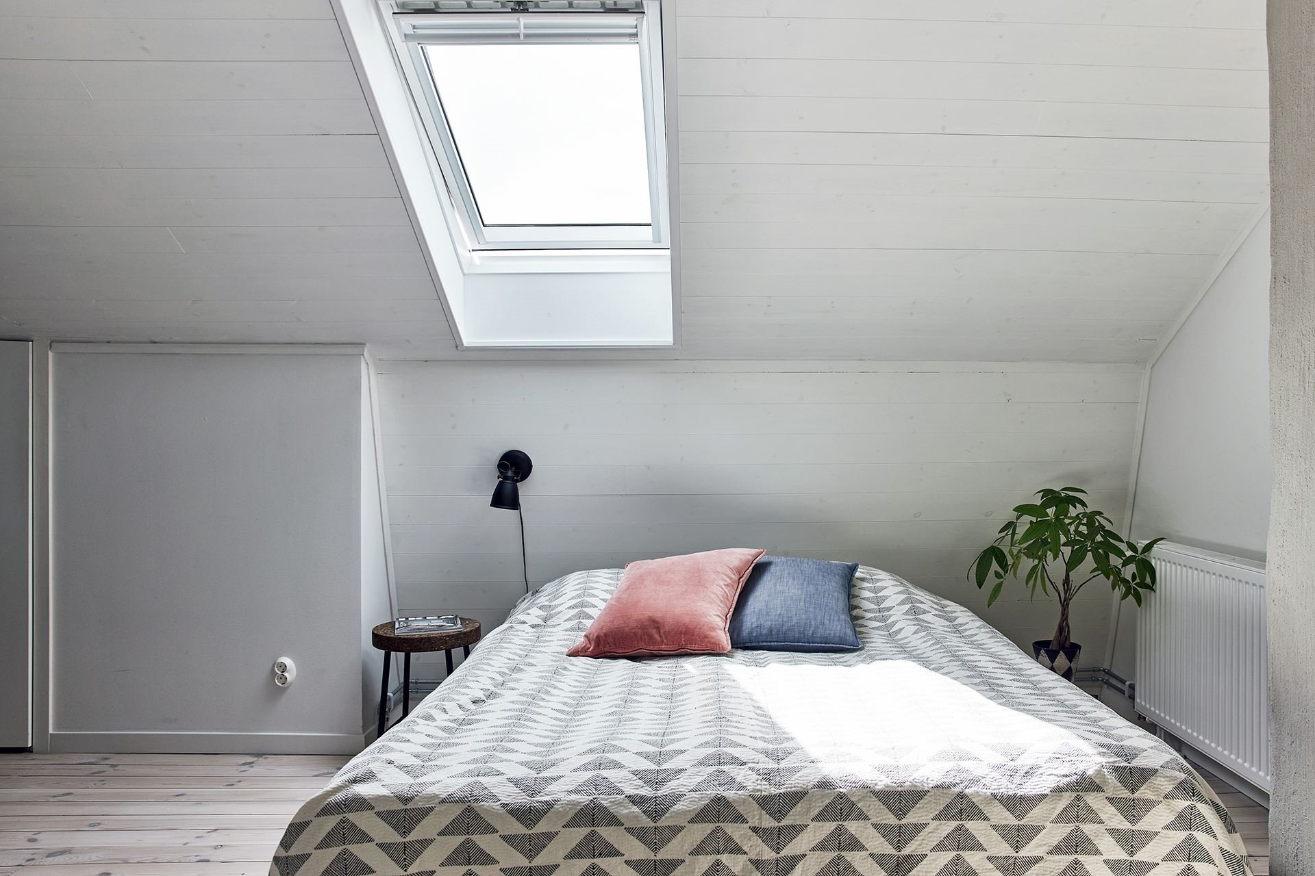 piso Gotemburgo dormitorio cama lucernario