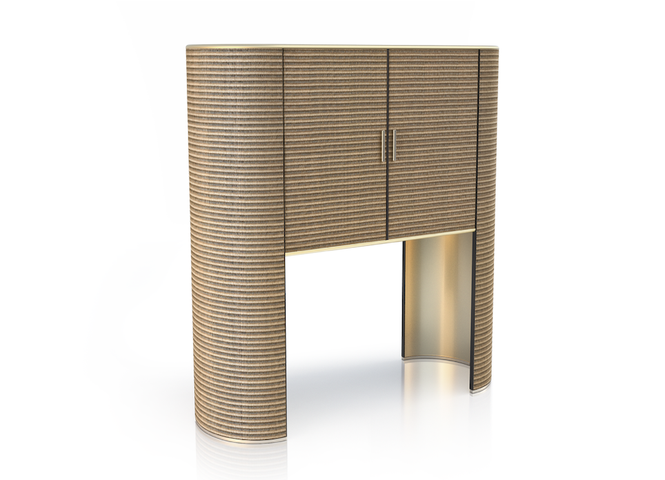 Royal es un mueble bar de edición limitada fabricado a mano con detalles que recuerdan a un sécretaire con puerta de cierre en persiana.  