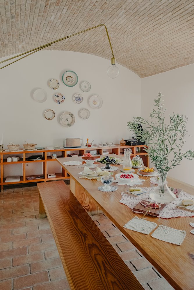 casa Modesta comedor Algarve Portugal mesa madera platos decorativos