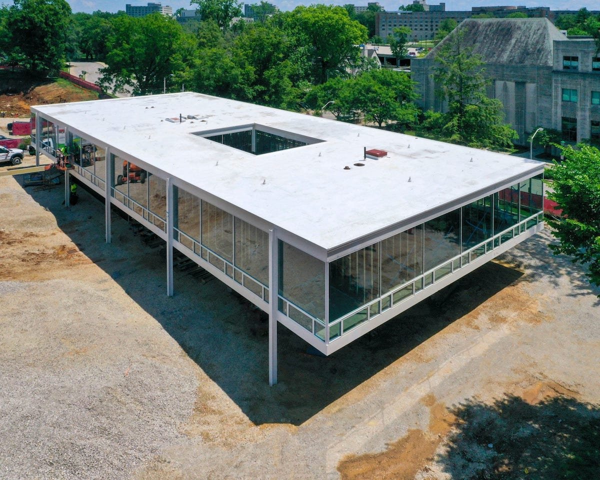 Aunque sea de forma póstuma, el edificio que Mies van der Rohe ideó a principios de los 50 para la Universidad de Indiana será una realidad en pocos meses. 