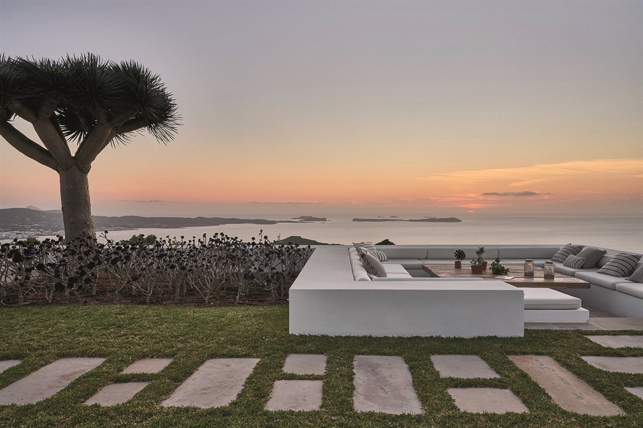 En la cima de una colina se alza Puig d'En Tries, la primera casa que hizo Jaime Romano, una construcción blanca y orgánica que se funde con el cielo y el mar Mediterráneo en un enclave mágico.