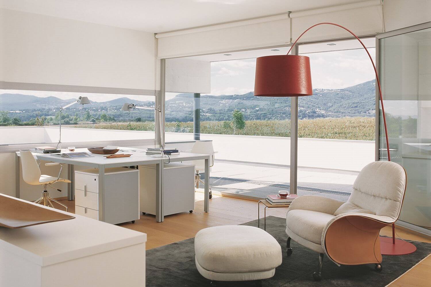 Espacio de trabajo con dos mesas y rincón de lectura