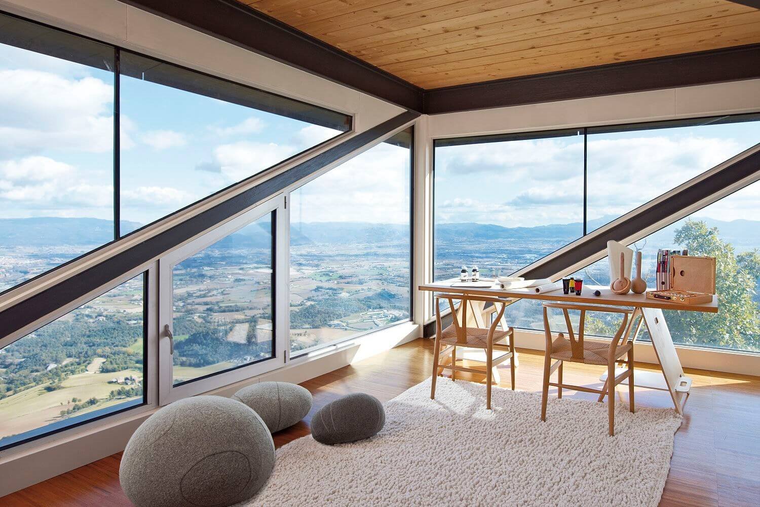 Espacio de trabajo con mesa y silla