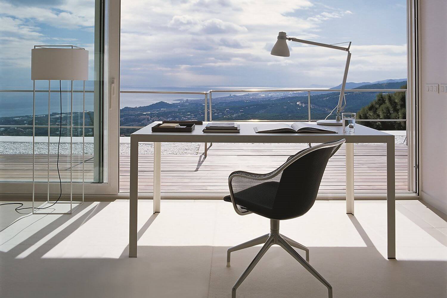Espacio de trabajo con vistas mesa y silla