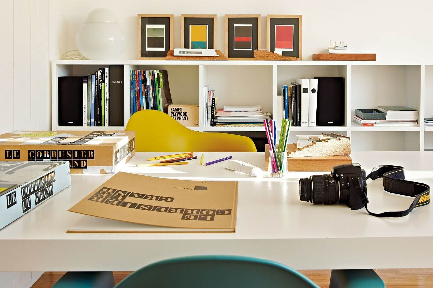 Espacio de trabajo mesa y estanterías