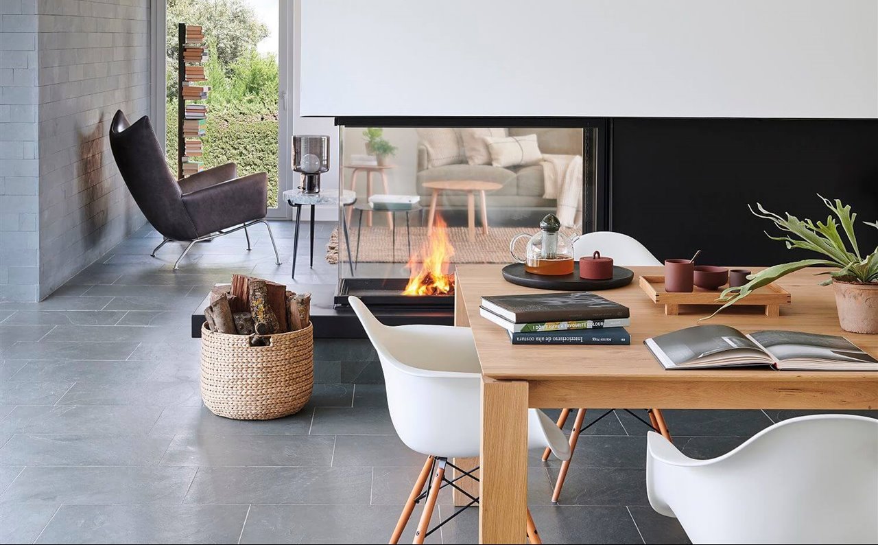 La chimenea es el complemento perfecto de las tardes de otoño. Imprescindible aprovisionarse de suficiente leña para los meses que están por venir.