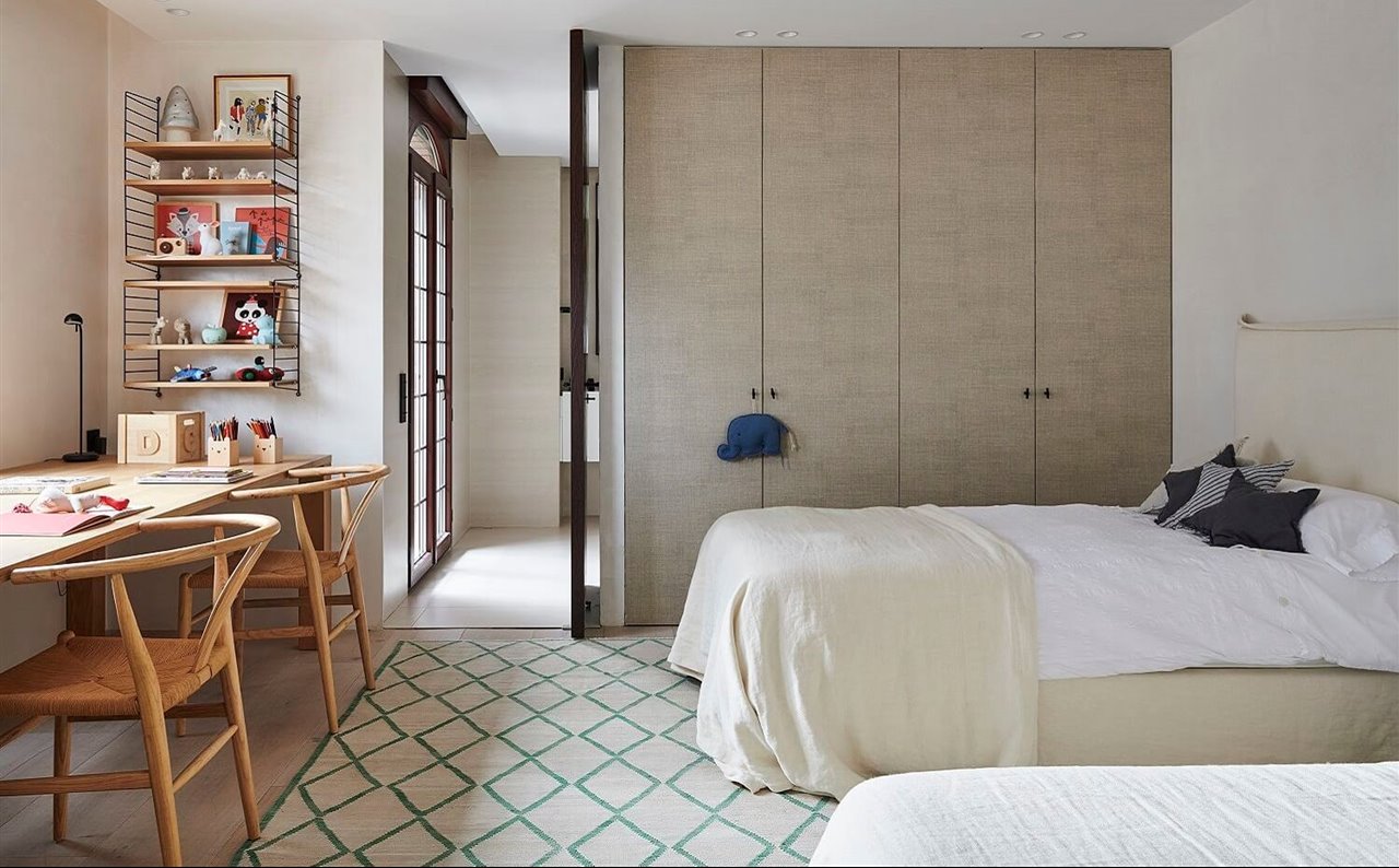 Las habitaciones compartidas también cuentan con soluciones para que cada hermano tenga su propia zona de estudio.