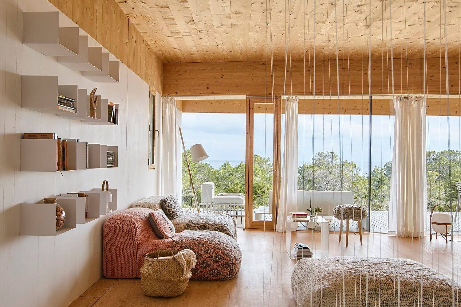 Decorar salón con pufs