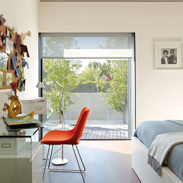 Habitación juvenil de color gris pinceladas en azul y silla roja