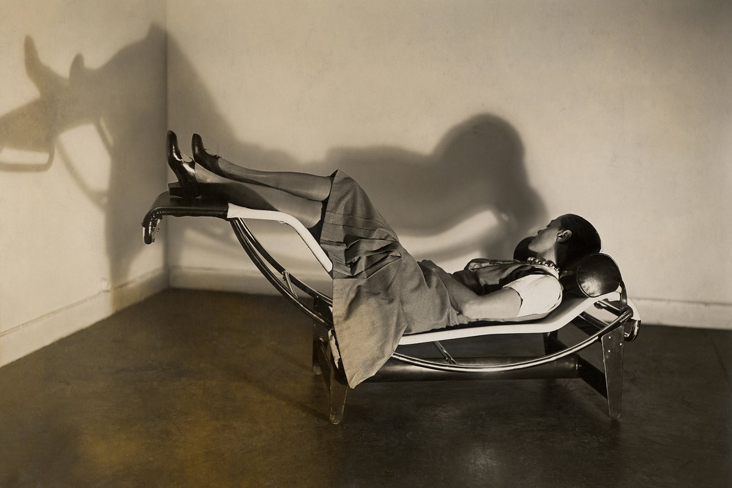18 VDM-Women-In-Design-Charlotte-Perriand-Chaise-longue-basculante-1929
