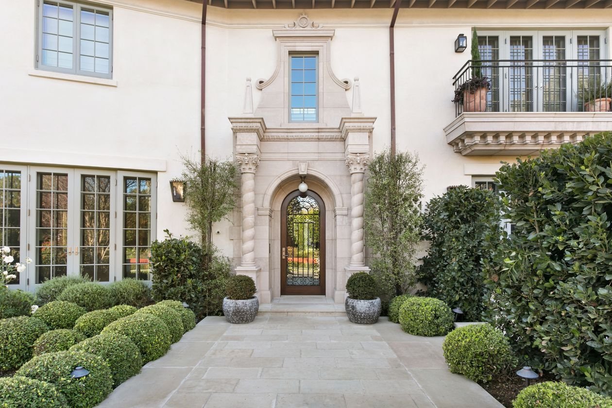Casa-Shonda-Rhimes-Hancock-Park-enrada-puerta