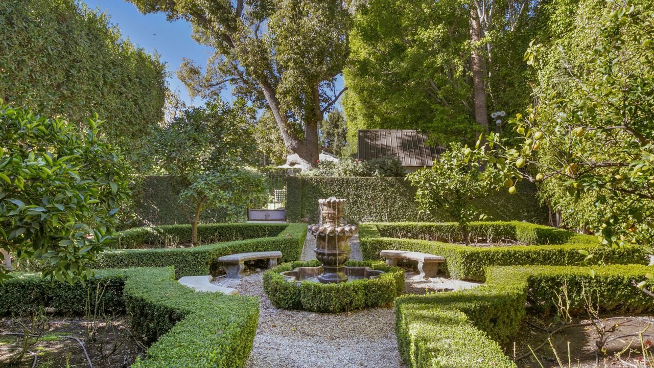 Casa-Shonda-Rhimes-Hancock-Park-jardín-con-fuente