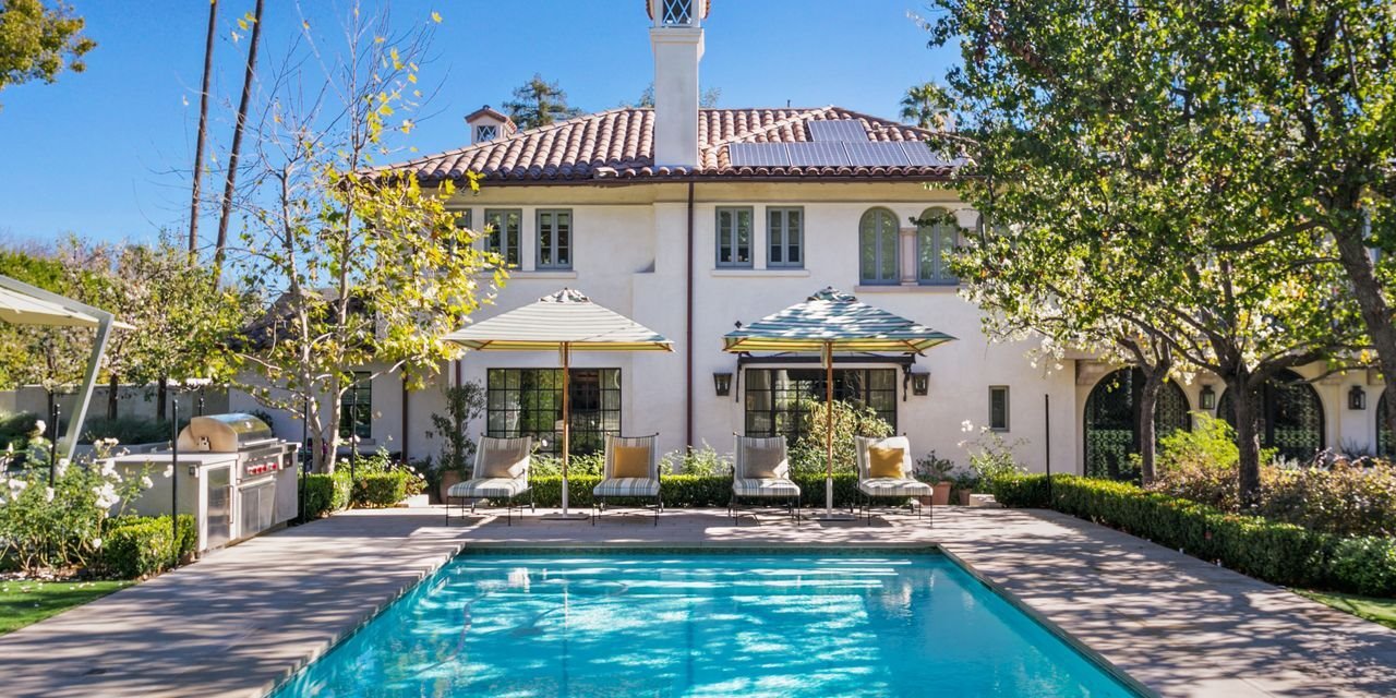 Casa-Shonda-Rhimes-Hancock-Park-jardín-con-piscina