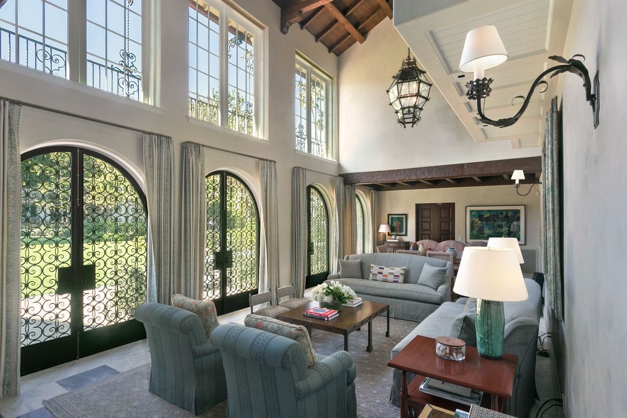 Casa-Shonda-Rhimes-Hancock-Park-zona-de-estar-con-vistas-al-jardín